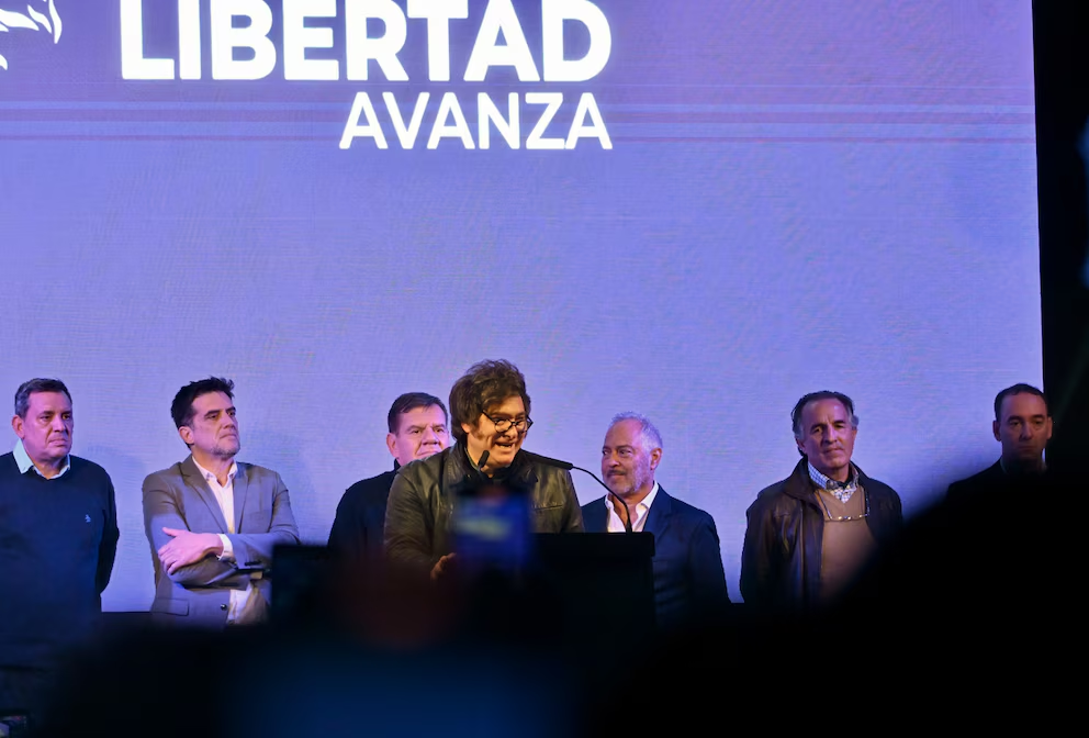 El presidente Javier Milei junto a sus ocho candidatos a legisladores.
