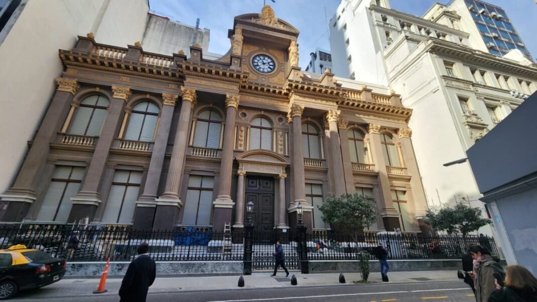 El BCRA anunció un endurecimiento del régimen de encajes y mayores controles sobre la posición en dólares de las entidades financieras.