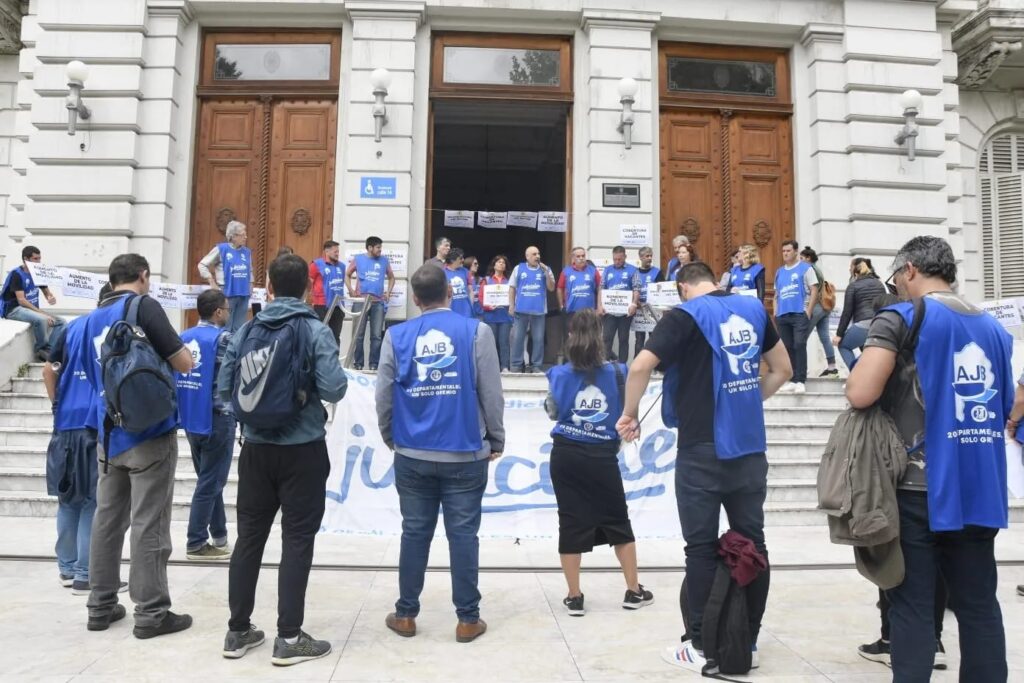 Según el informe de la AJB, el colapso de los judiciales bonaerenses no se limita al fuero penal y se extiende a los Tribunales de Trabajo.