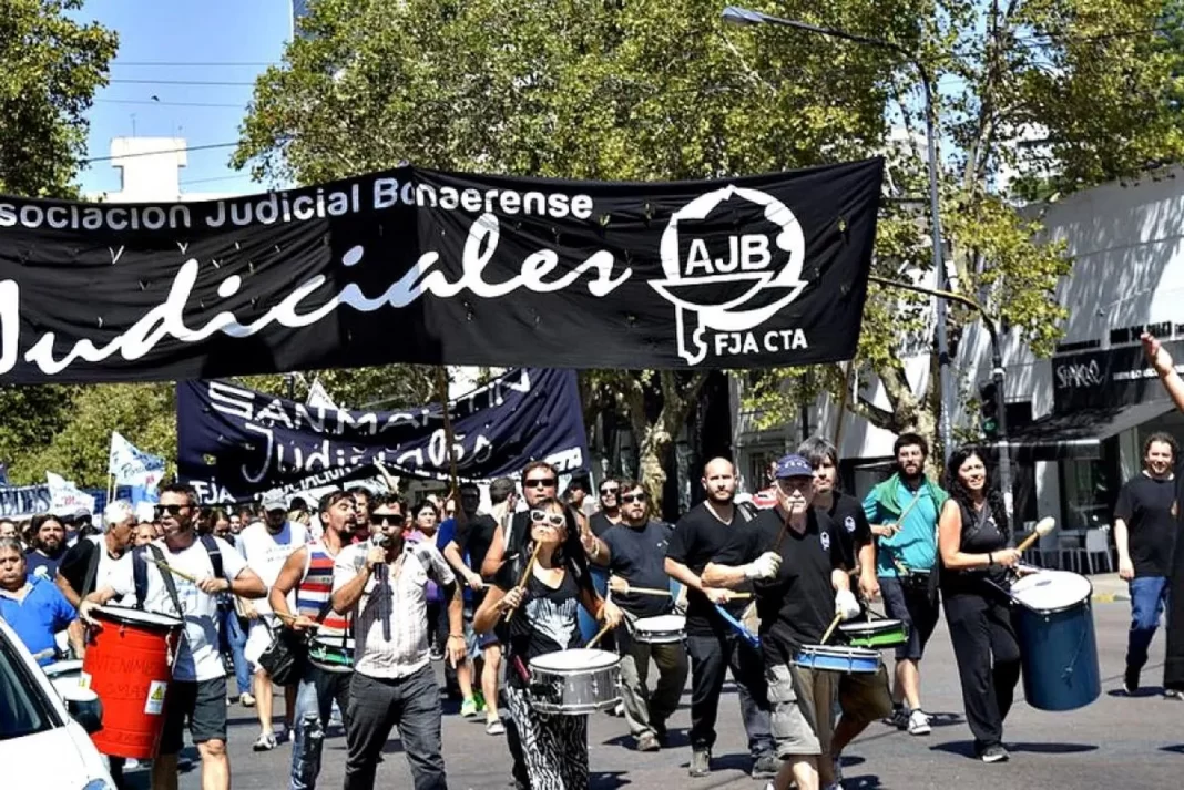 Judiciales bonaerenses reclamaron al gobernador Kicillof una convocatoria urgente para negociar aumentos ante la pérdida del poder adquisitivo.