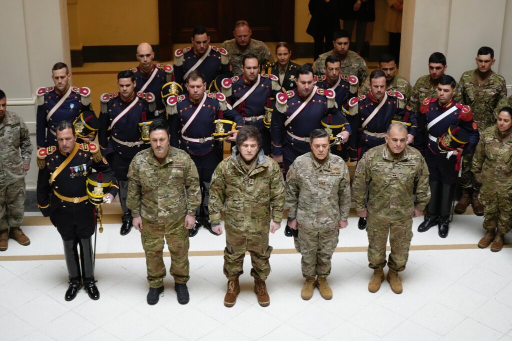 El presidente Javier Milei encabezó un homenaje íntimo por San Martín, acompañado por granaderos y el actual ministro de Defensa, Luis Petri.
