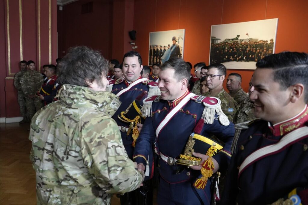 El presidente Javier Milei encabezó un homenaje íntimo por San Martín, acompañado por granaderos y el actual ministro de Defensa, Luis Petri.