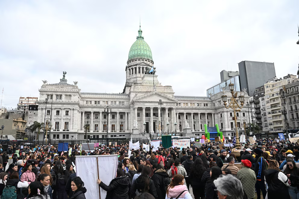 Familiares y personas protestando frente al Congreso en rechazó al veto a la ley que declara la emergencia en discapacidad. 