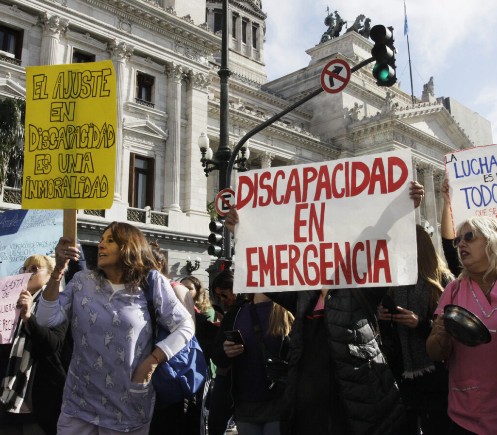 Un juez de Campana respaldó el reclamo de dos familias de niños con discapacidad y anuló el veto de Milei a la ley de emergencia. 
