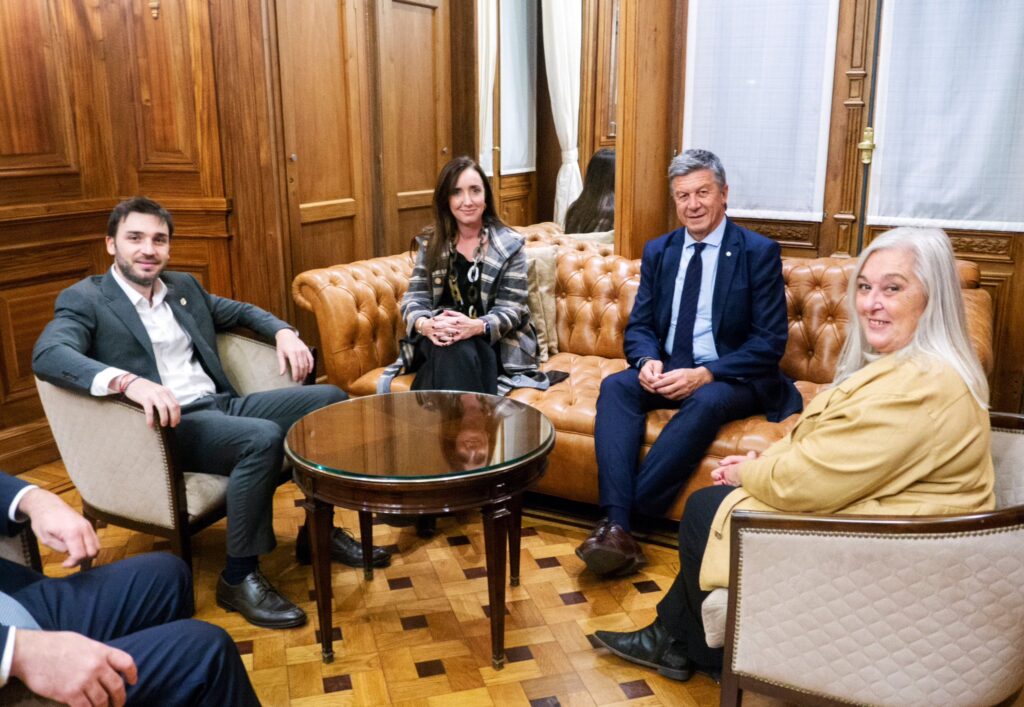 Victoria Villarruel junto con el gobernador de Chubut, Ignacio Torres, y el vicegobernador, Gustavo Menna.