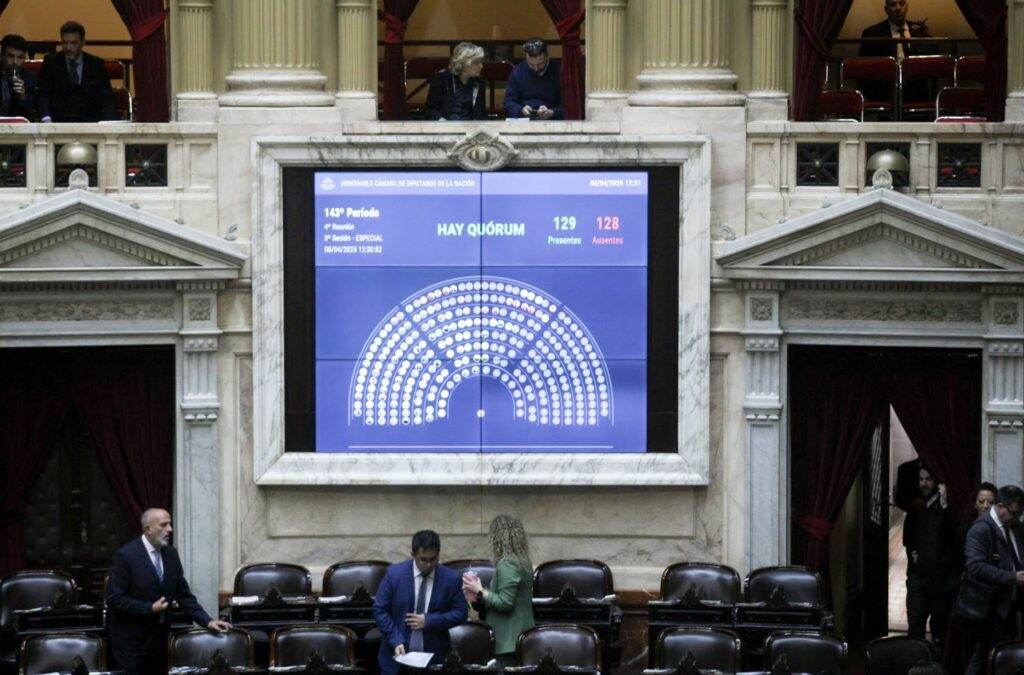 A pesar de los intentos del Gobierno nacional para frenar la sesión, la oposición logró el quórum y trata proyectos incómodos para el Ejecutivo.