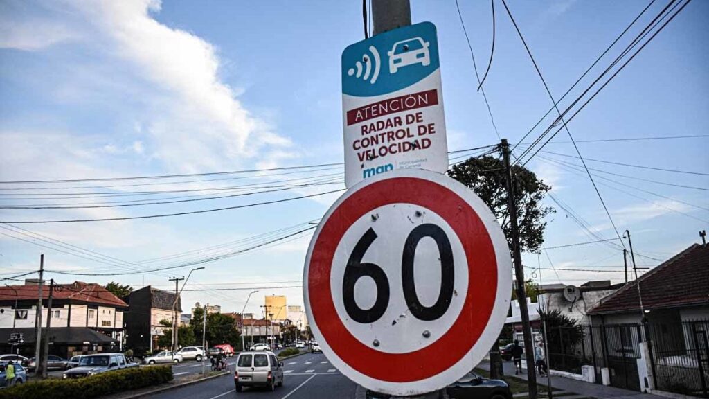 La comisión de Transporte, Puertos e Intereses Marítimos del Senado bonaerense despachó una ley para modificar la señalización de las foto multas.