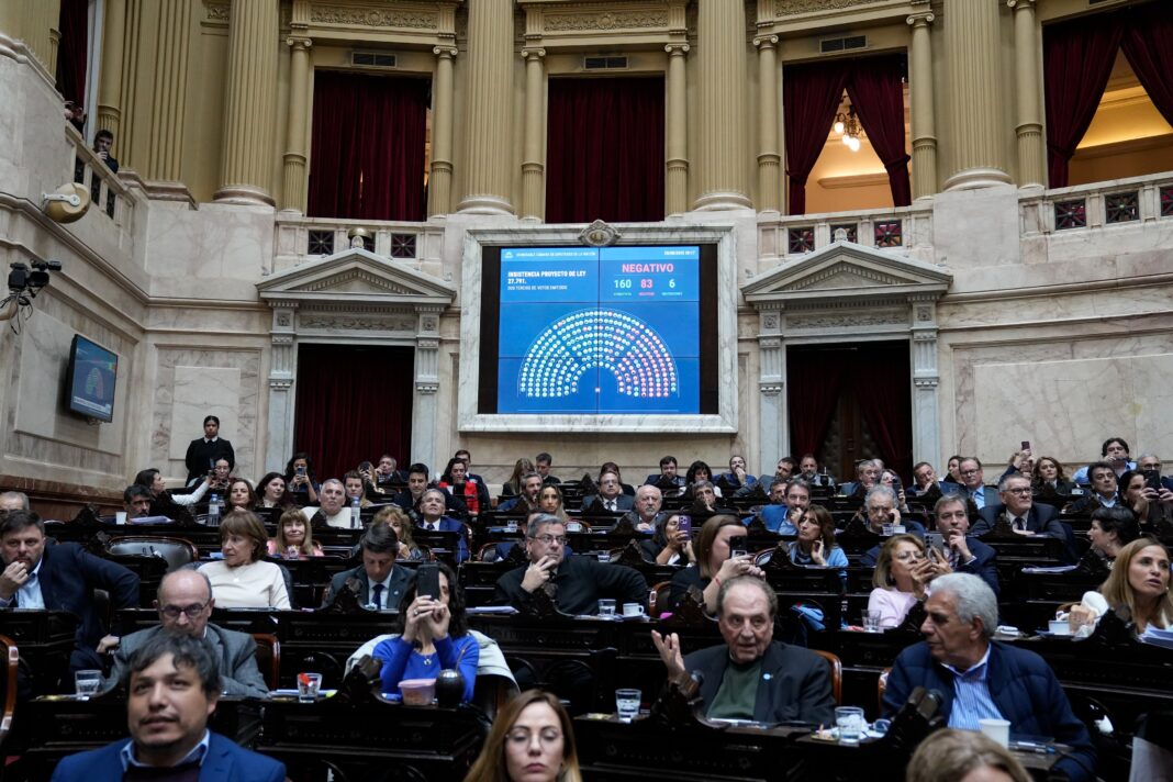 Diputados de la oposición lograron rechazar el veto de Javier Milei a la emergencia en discapacidad, pero en el tratamiento de jubilaciones no lograron reunir los dos tercios necesarios.