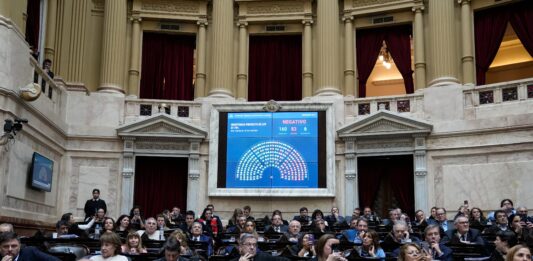 Diputados de la oposición lograron rechazar el veto de Javier Milei a la emergencia en discapacidad, pero en el tratamiento de jubilaciones no lograron reunir los dos tercios necesarios.