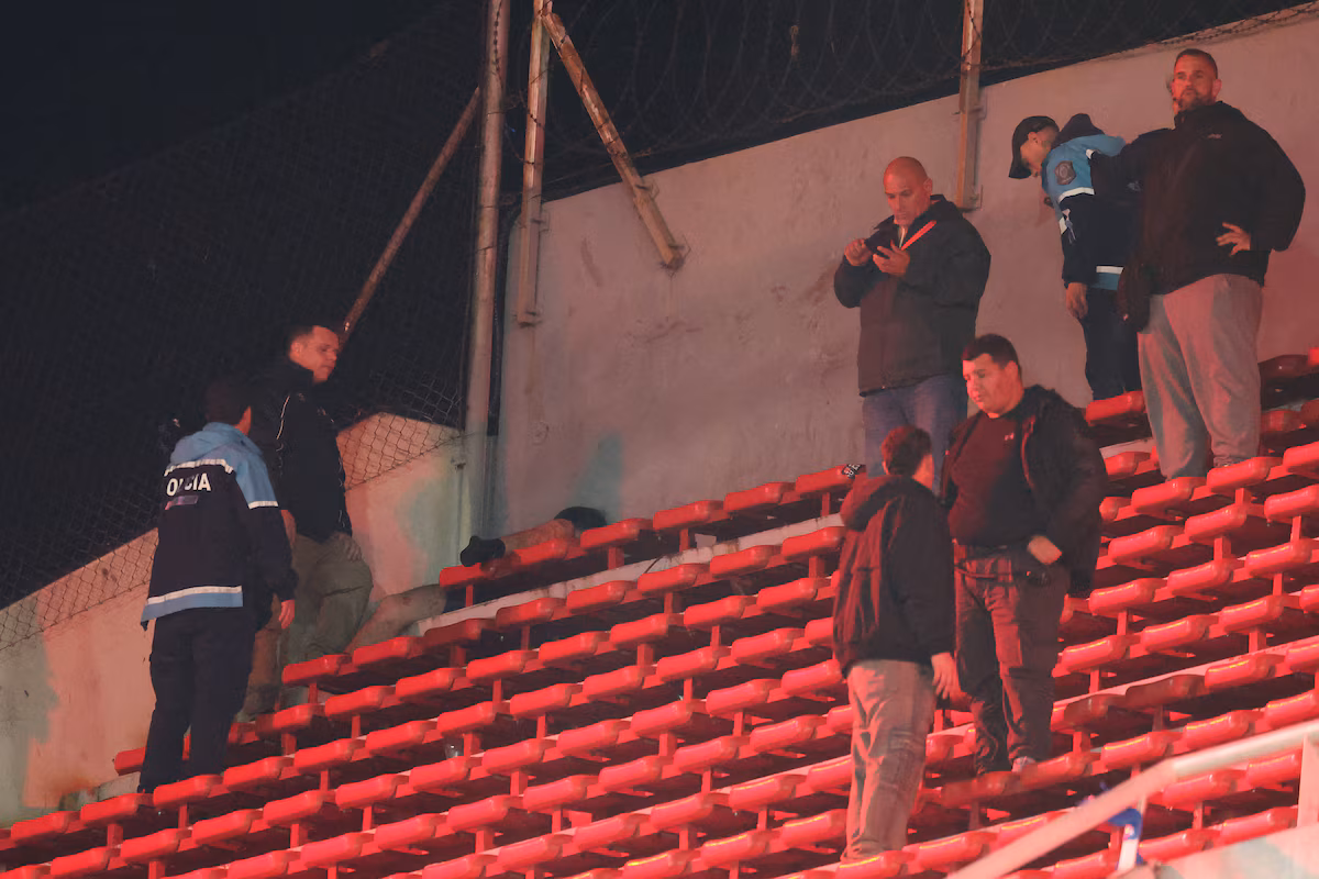 Las fuerzas de Seguridad se hicieron presentes en la tribuna de Independiente una vez finalizado el enfrentamiento entre ambas hinchadas.