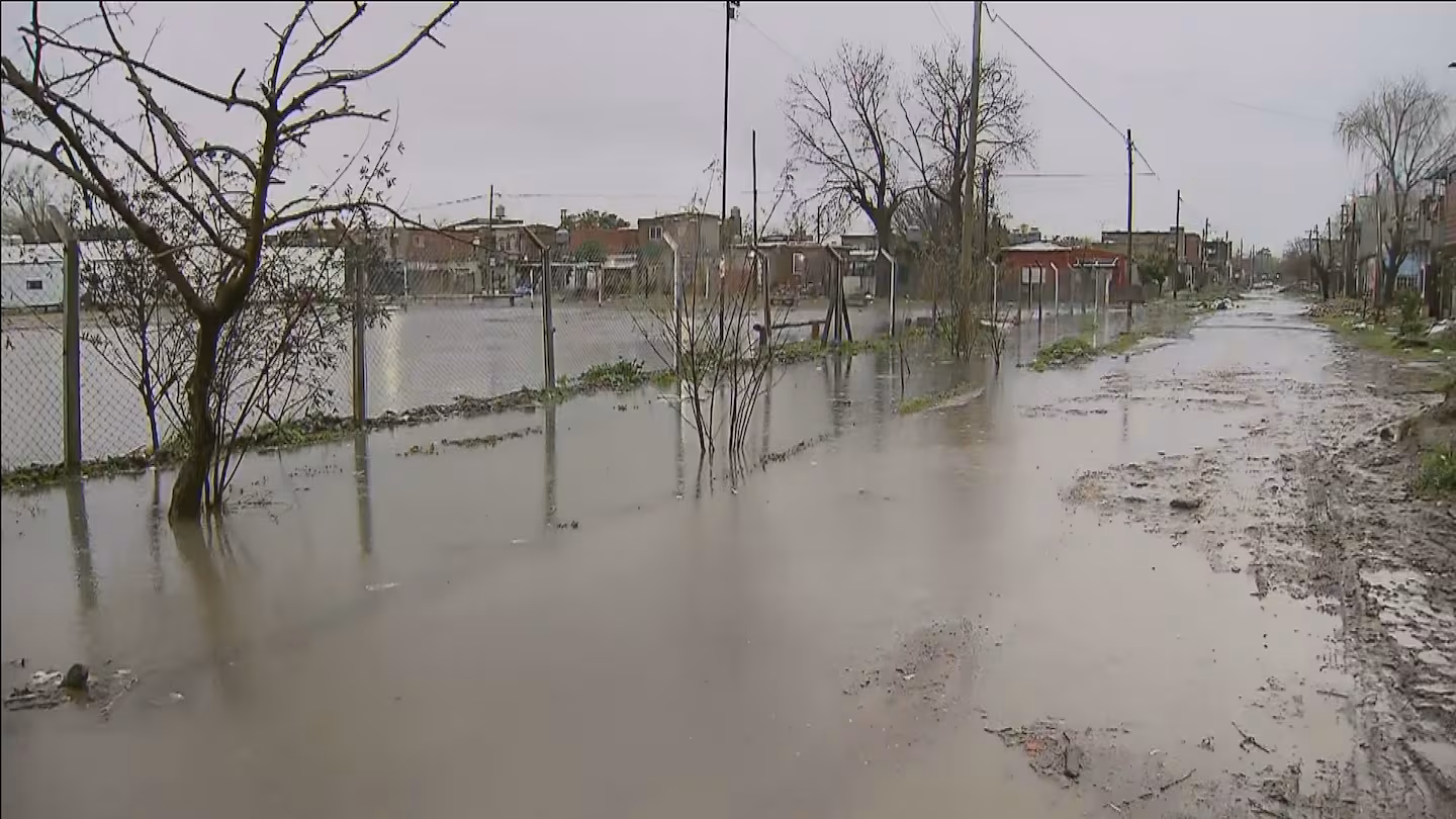 Vecinos de Quilmes, Merlo y La Matanza lanzaron duras críticas a las gestiones municipales tras la inundación de los barrios y el anegamiento de las calles.
