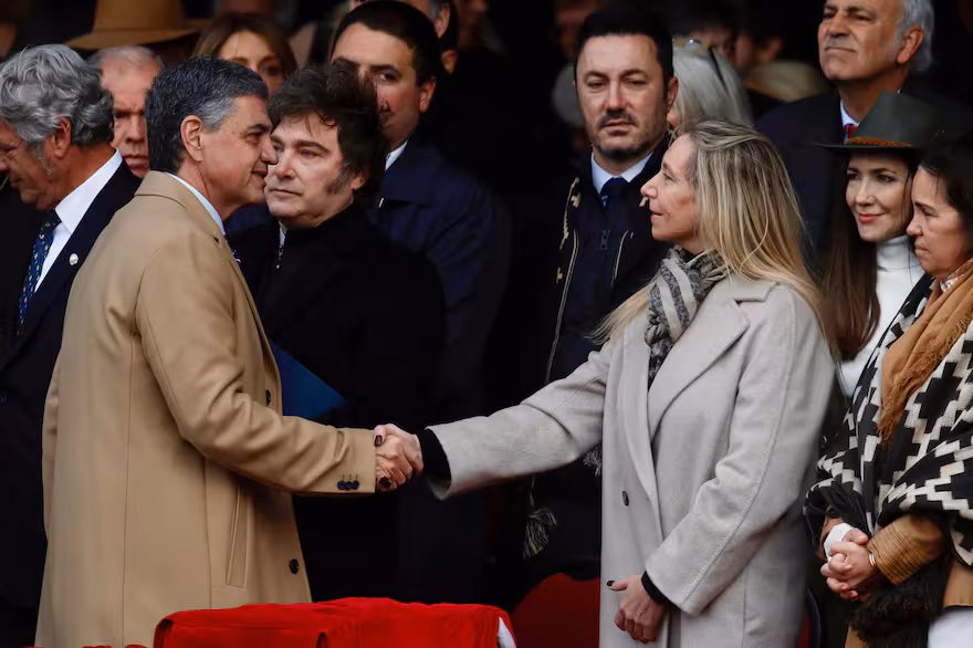 Tras una dura negociación entre Karina Milei y Mauricio Macri, el PRO aceptó este martes las condiciones de La Libertad Avanza (LLA) y selló la unidad en Capital Federal.