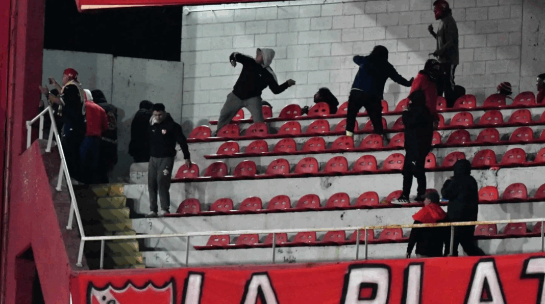 El fallido operativo de seguridad, durante el partido de la Copa Sudamericana en cancha de Independiente, desató una disputa entre Nación, Provincia y la Conmebol.