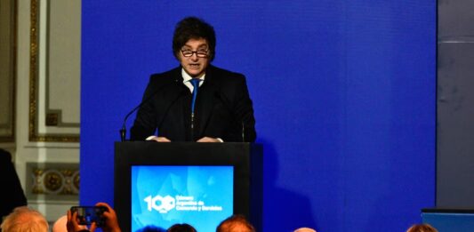 Tras la derrota en Diputados, Javier Milei acusó al kirchnerismo de “romper la economía” para perjudicarlo electoralmente.