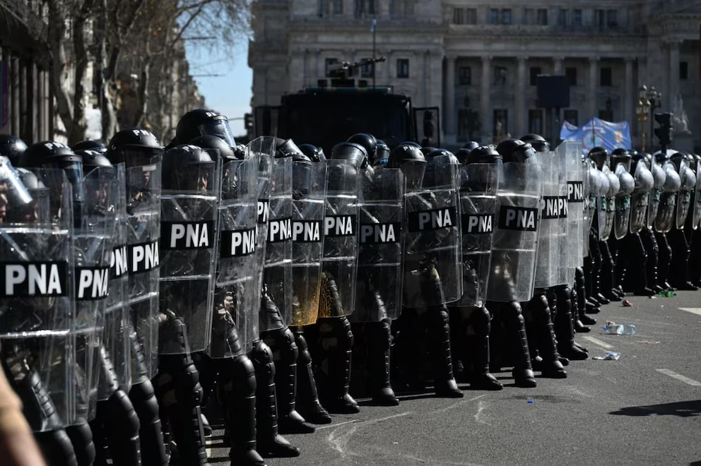 Tensión, forcejeos y empujones en las afueras del Congreso de la Nación. 