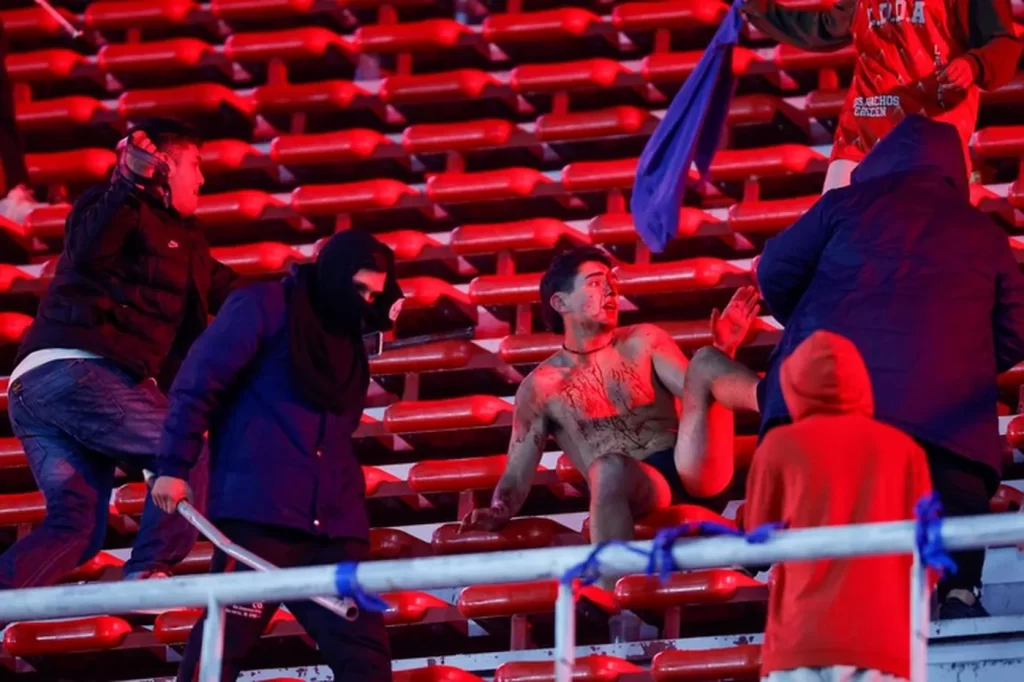 El fallido operativo de seguridad durante el partido de la Copa Sudamericana en cancha de Independiente desató una disputa entre Nación, Provincia y la Conmebol.