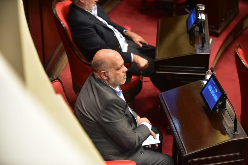 El pedido de informes por el operativo de seguridad en Independiente lleva la firma del titular del bloque de senadores de LLA, Carlos Curestis.