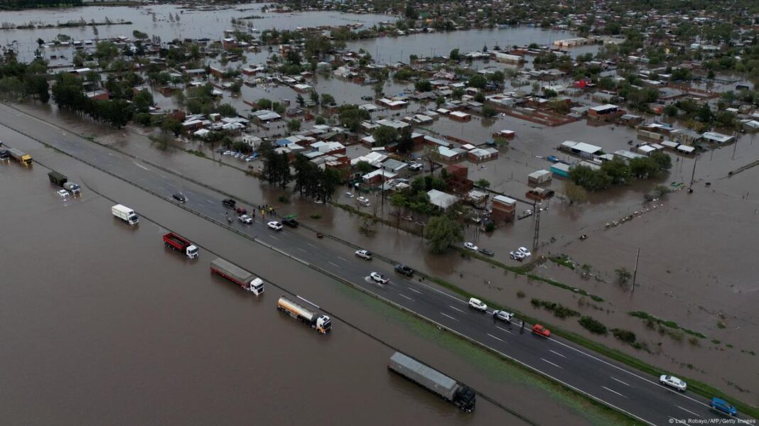 El Gobierno nacional anunció una asistencia económica de hasta $10 mil millones para los vecinos afectados por las inundaciones del norte bonaerense en mayo.