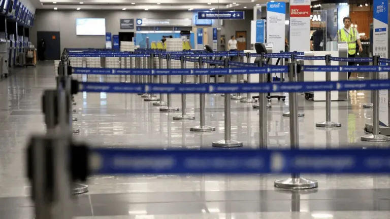 Controladores aéreos ratificaron su plan de lucha y afectaron vuelos en los principales aeropuertos del país.