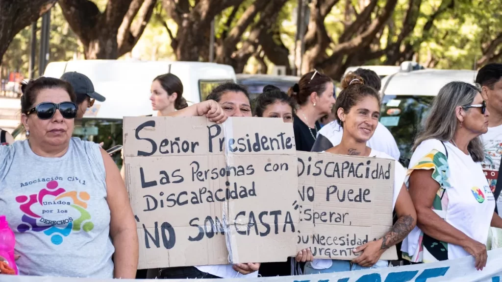 Vecinos y organizaciones convocan a repudiar la caravana de Milei en Lomas de Zamora.