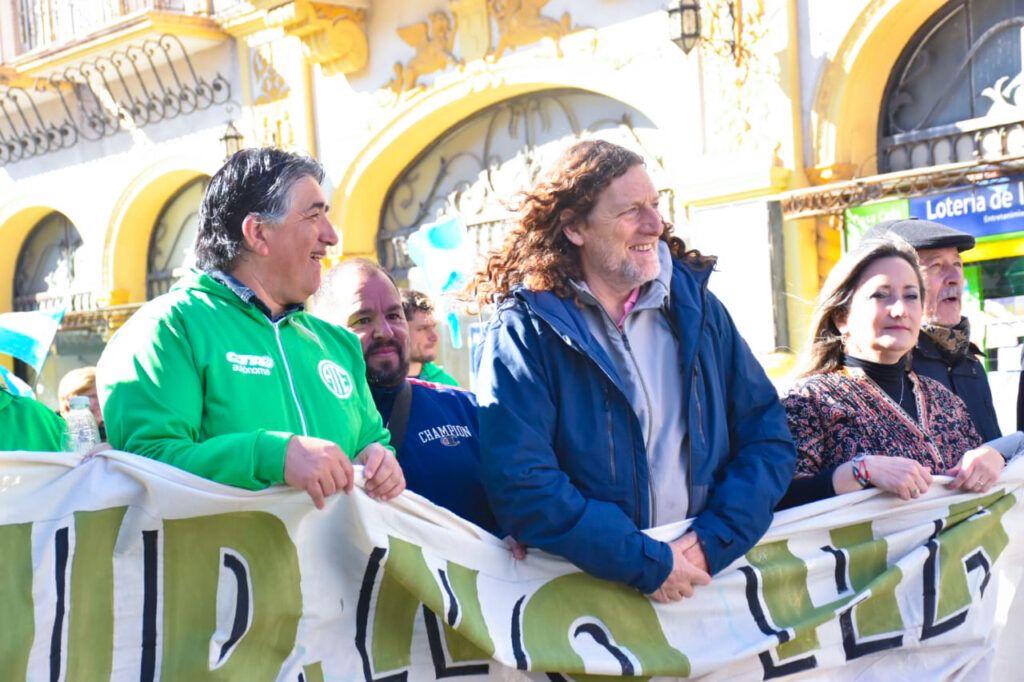 Estatales bonaerenses marcharon en Punta Alta para denunciar el vaciamiento del Instituto de Obra Social de las Fuerzas Armadas (IOSFA).