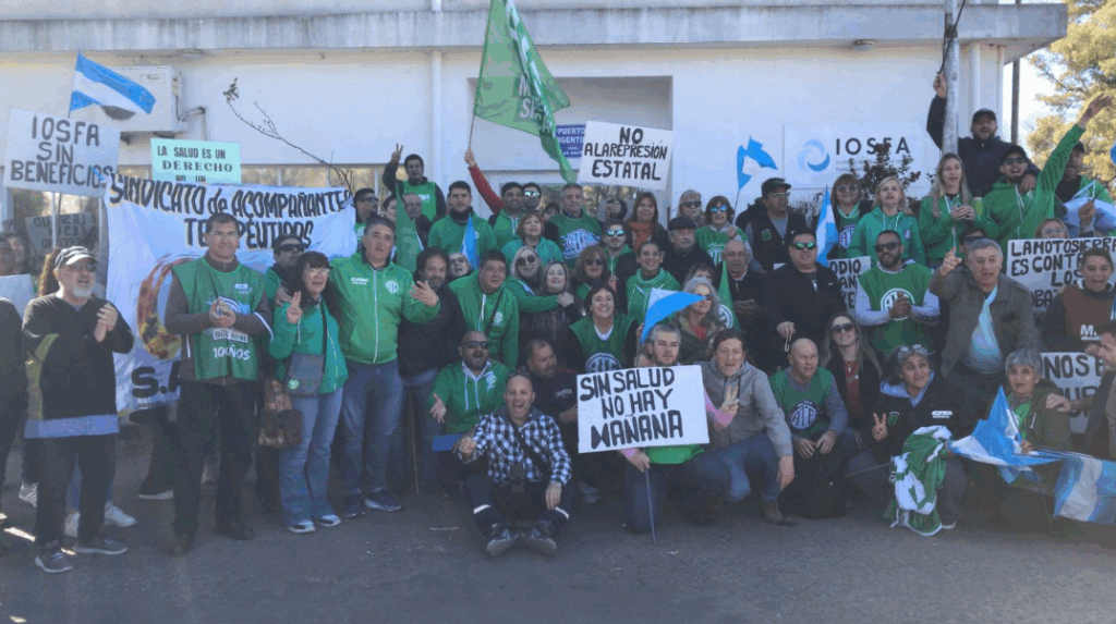 Estatales bonaerenses marcharon en Punta Alta para denunciar el vaciamiento del Instituto de Obra Social de las Fuerzas Armadas (IOSFA).