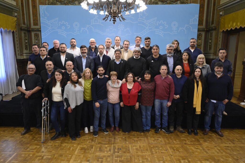 Kicillof reunió a gremios bonaerenses en la Gobernación para reforzar apoyos frente a LLA, con la participación de más de veinte sindicatos estatales.