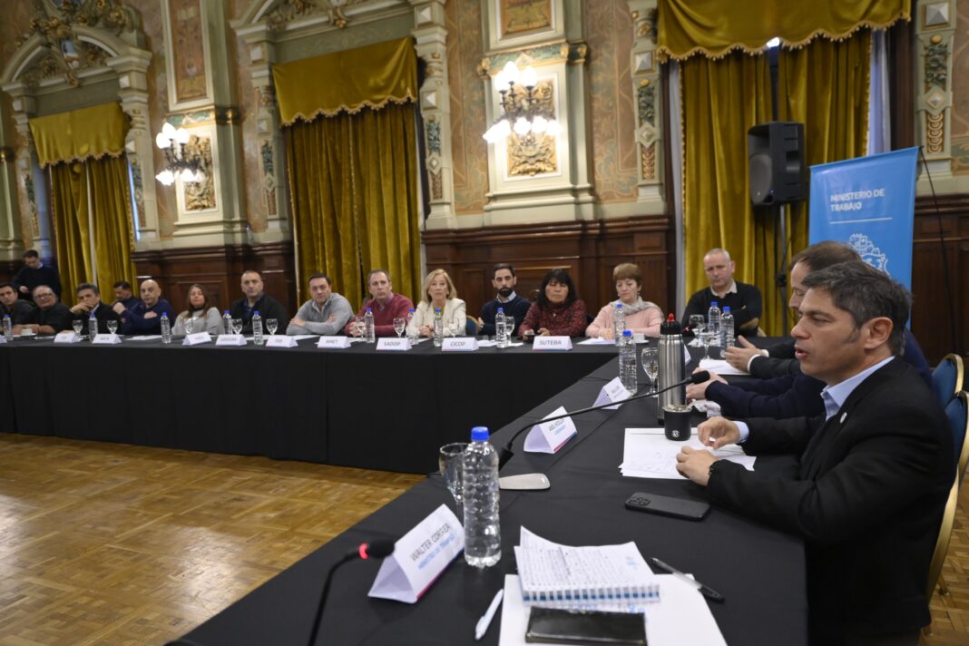 Axel Kicillof reunió a gremios estatales en la Gobernación tras acordar salarios y cuestionó el ajuste de Javier Milei en la previa de las elecciones.
