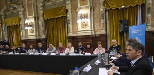 Axel Kicillof reunió a gremios estatales en la Gobernación tras acordar salarios y cuestionó el ajuste de Javier Milei en la previa de las elecciones.