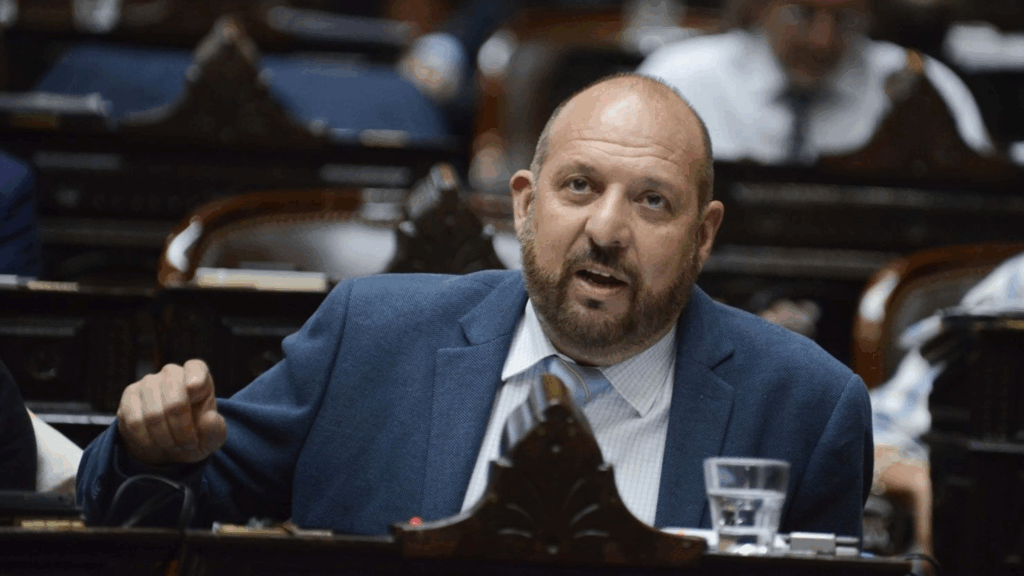 En el marco del informe de gestión de Guillermo Francos, un ex diputado libertario involucró a Martín Menem en el escándalo de las coimas.
