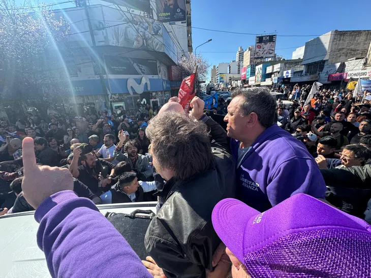 El presidente Javier Milei y su comitiva evacuaron de urgencia la caravana que estaba encabezando en Lomas de Zamora.