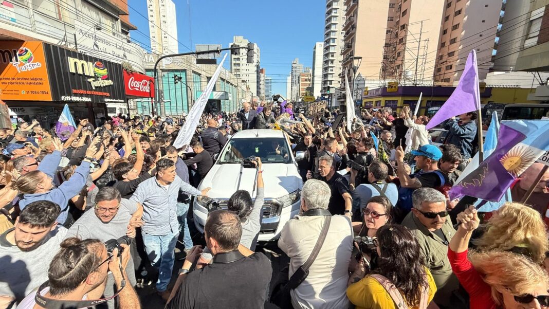 El presidente Javier Milei y su comitiva evacuaron de urgencia la caravana que estaba encabezando en el distrito de Lomas de Zamora, luego de que le lanzaran piedrazos.