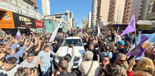 El presidente Javier Milei y su comitiva evacuaron de urgencia la caravana que estaba encabezando en el distrito de Lomas de Zamora, luego de que le lanzaran piedrazos.