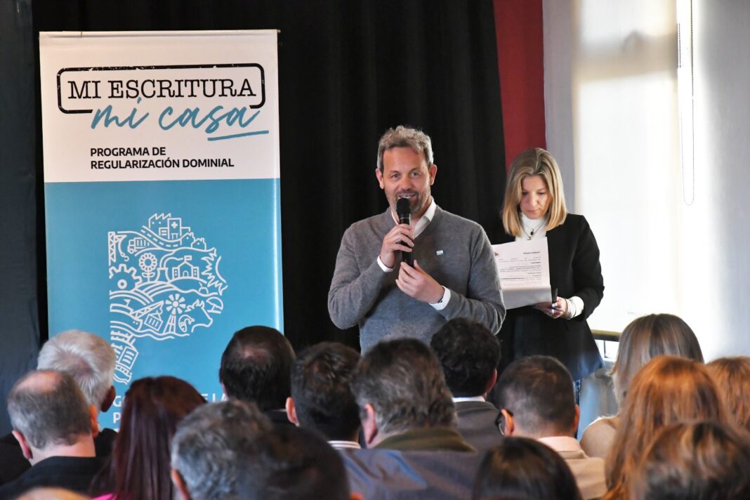En el Centro de Convenciones de Monte Hermoso tuvo lugar el acto de entrega de escrituras en el marco del programa “Mi escritura, mi casa”.