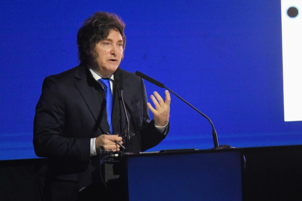 Mientras continúa la investigación por las coimas en discapacidad, Milei participa de eventos privados con empresarios y apunta al kirchnerismo como principal enemigo.