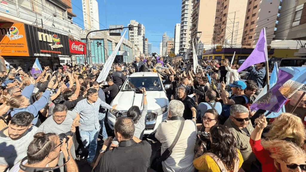 El presidente Javier Milei y su comitiva evacuaron de urgencia la caravana que estaba encabezando en el distrito de Lomas de Zamora, luego de que le lanzaran piedrazos.