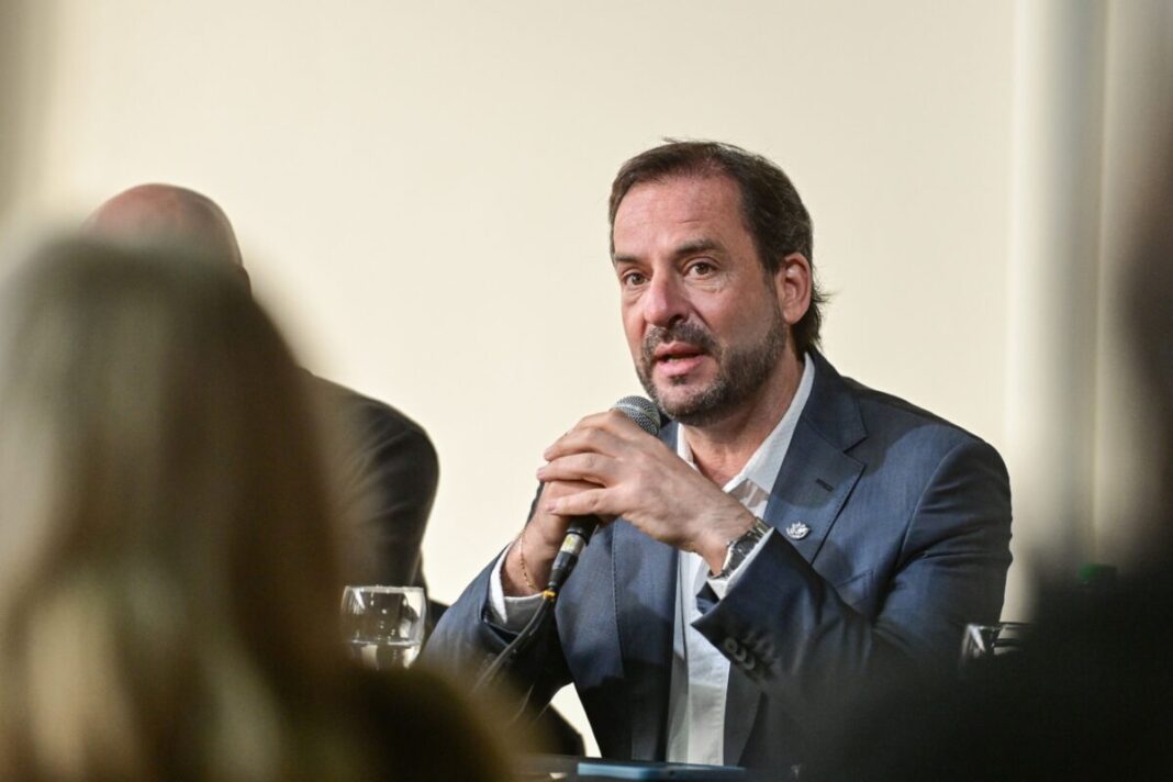 El intendente de Escobar, Ariel Sujarchuk, presentó en la Legislatura bonaerense proyectos sobre reiterancia penal y control de armas de fuego.