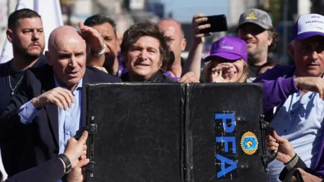 El ataque a la caravana de Milei en Lomas de Zamora desató fuertes cruces en la Legislatura bonaerense por violencia, coimas y dichos polémicos.