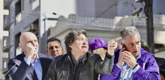 Milei envió un mensaje a su Gabinete tras el ataque en Lomas de Zamora y afirmó que la violencia lo impulsa a intensificar la campaña electoral.