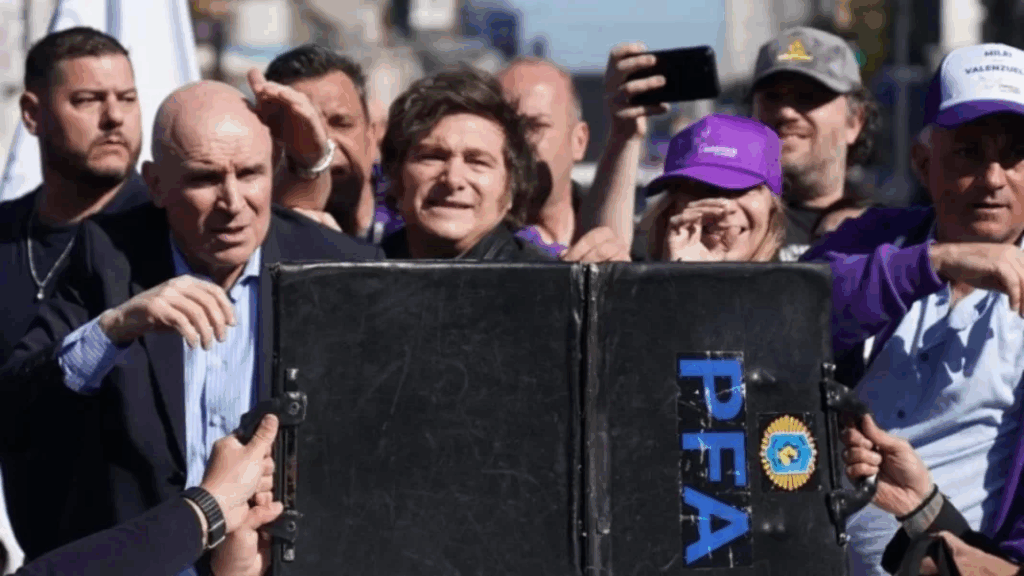 El presidente Javier Milei y su comitiva evacuaron de urgencia la caravana que estaba encabezando en el distrito de Lomas de Zamora, luego de que le lanzaran piedrazos.