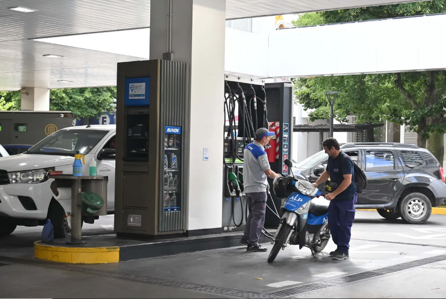 El Gobierno nacional oficializó este viernes nuevos aumentos en los impuestos que gravan a los combustibles líquidos y al dióxido de carbono.