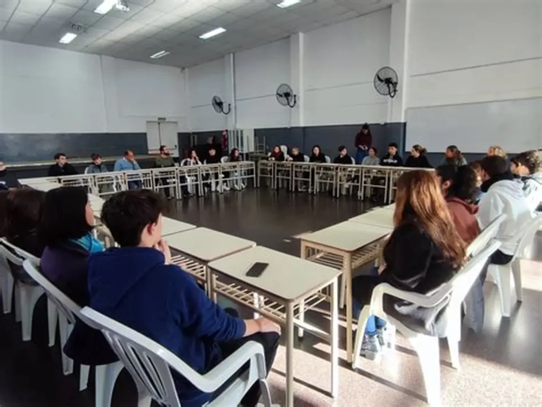 La senadora de la UCR + Cambio Federal, Lorena Mandagarán, presentó una ley para capacitar a docentes y estudiantes en clave de salud mental. “Falta una mirada de alerta”, alegó.