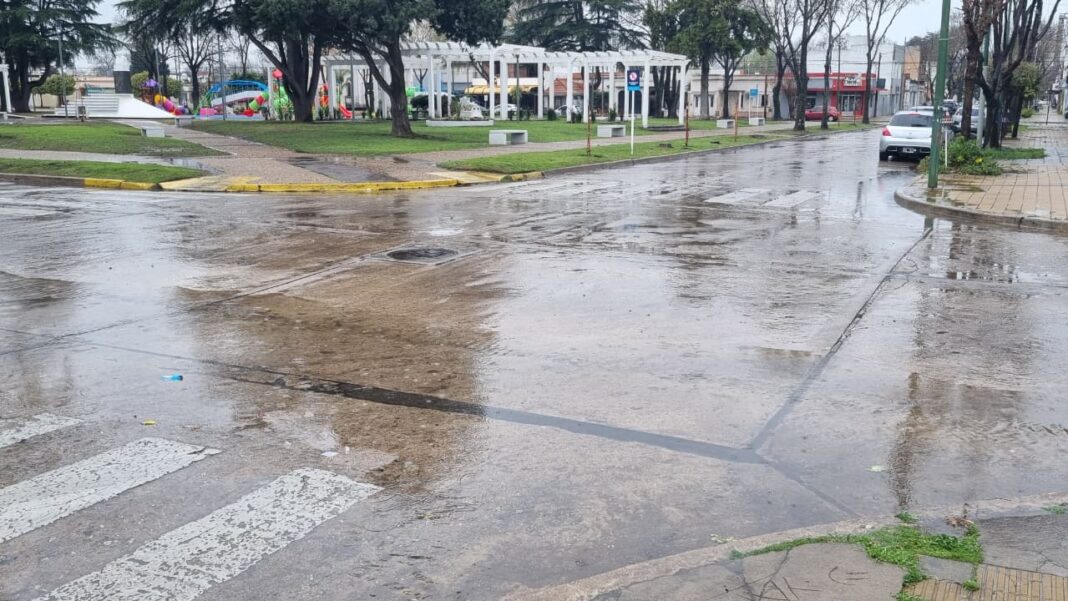 La tormenta de Santa Rosa llegó este domingo 31 de agosto con fuerte impacto en la provincia de Buenos Aires. El SMN emitió alertas de distinto nivel.