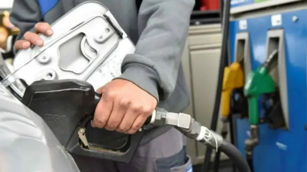 El Gobierno nacional aún analiza la posibilidad de aumentar el costo de los combustibles en septiembre, o prorrogar el incremento hasta que pasen las elecciones bonaerenses y nacionales.