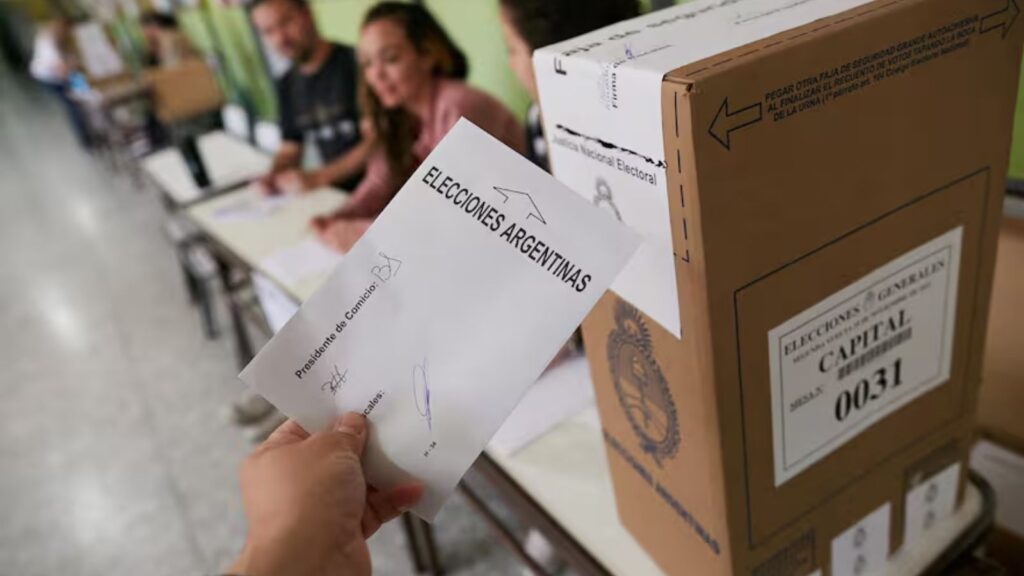 La Provincia se prepara para llevar a cabo las primeras elecciones bonaerenses desdobladas en más de 20 años, con récord de efectivos y triple chequeo en la apertura de las mesas.