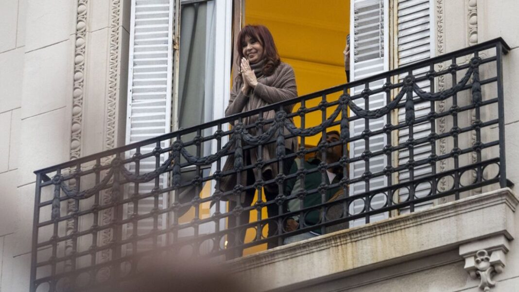 A tres años del intento de asesinato, el peronismo lleva a cabo una caravana al domicilio de la ex presidenta Cristina Kirchner. Todos los detalles.