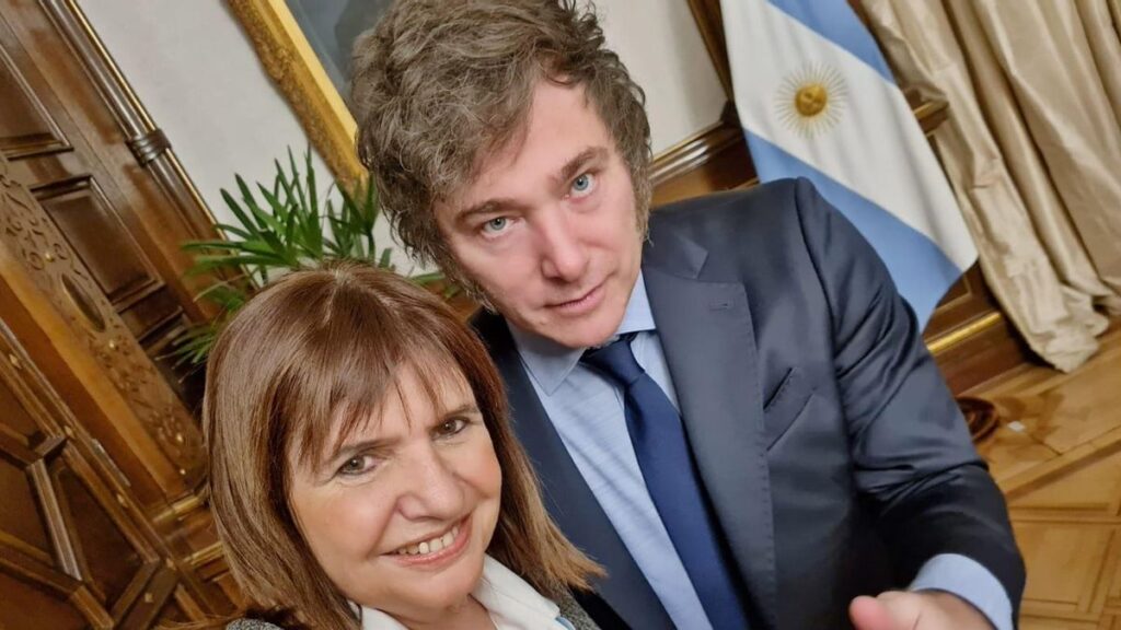 En medio de la crisis por las coimas, la ministra de Seguridad, Patricia Bullrich, pidió allanar a los periodistas Jorge Rial y Mauro Federico, por difundir los audios de Karina Milei.