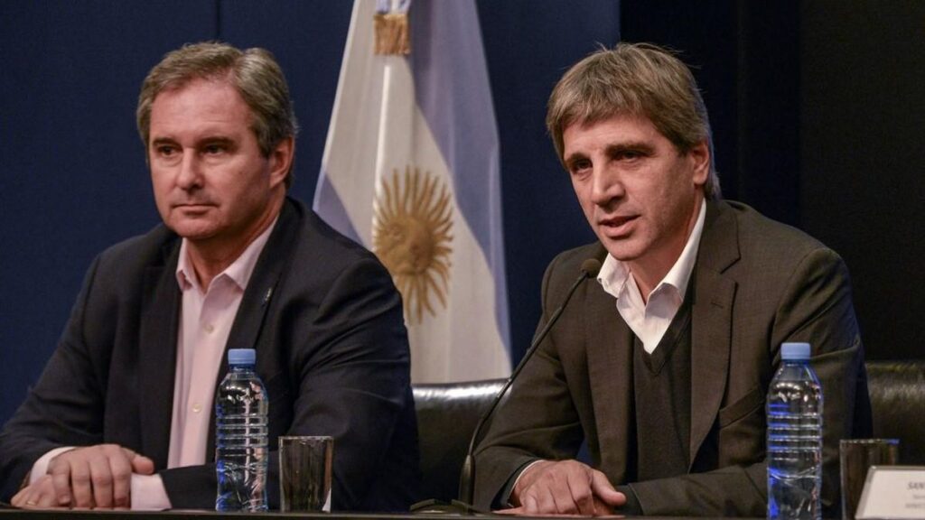 El Tesoro nacional confirmó que intervendrá de manera directa en el mercado cambiario para frenar la escalada del dólar.
