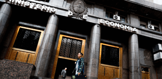 El Tesoro nacional confirmó que intervendrá de manera directa en el mercado cambiario para frenar la escalada del dólar.