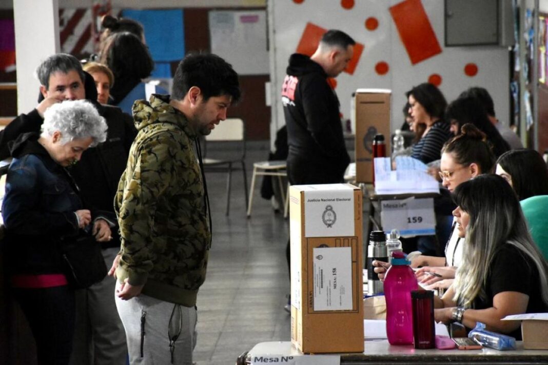 La Junta Electoral emitió dos resoluciones sobre la reposición de boletas en el cuarto oscuro y el voto posterior a las 18 hs en las elecciones 2025.